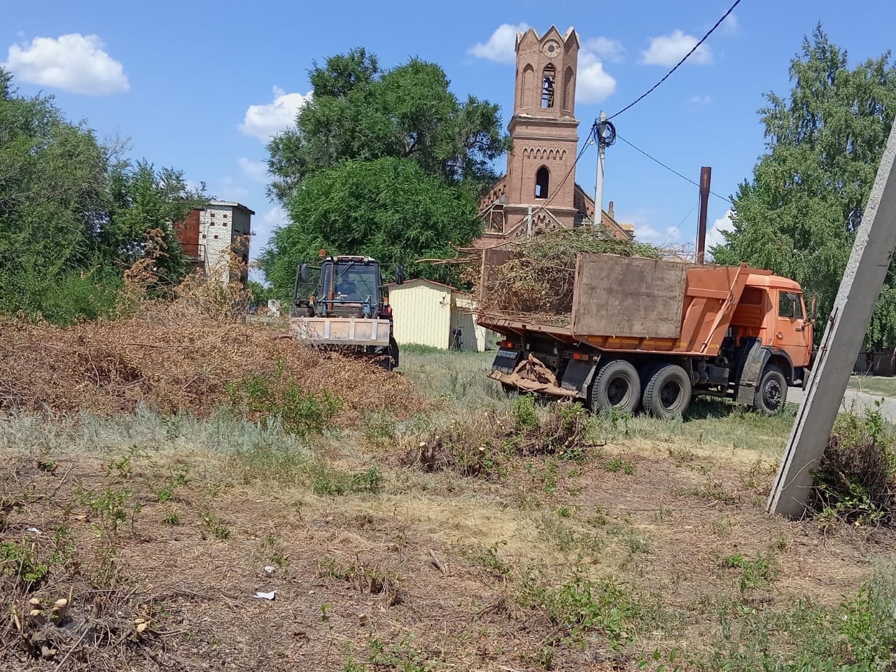 В Красноярском МО продолжаются работы по благоустройству территории.