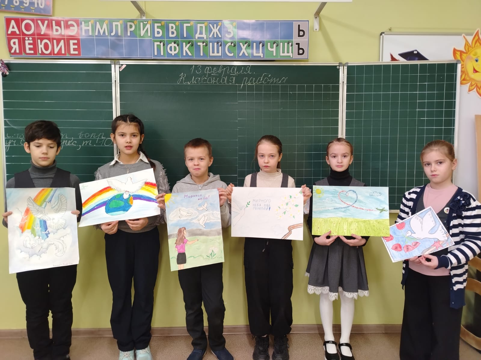 Выставка рисунков «Под мирным небом».