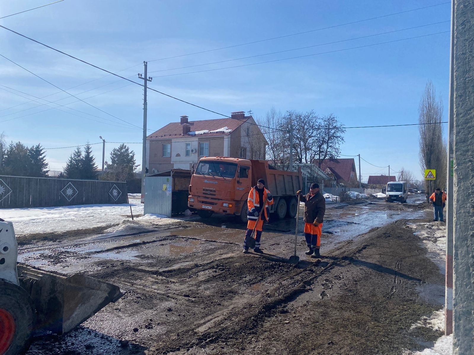 Работы по очистке наледи и откачке талых вод.