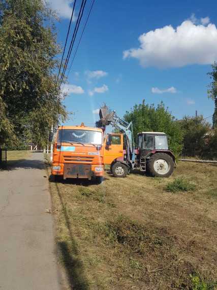 Продолжаются летние работы по благоустройству территории. Продолжаются летние работы по благоустройству территории.